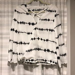 Bell sleeve long sleeve shirt